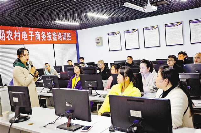 秀山縣電子商務(wù)產(chǎn)業(yè)發(fā)展領(lǐng)導小組辦公室:建起武陵生活館 農(nóng)特產(chǎn)品銷售不再難